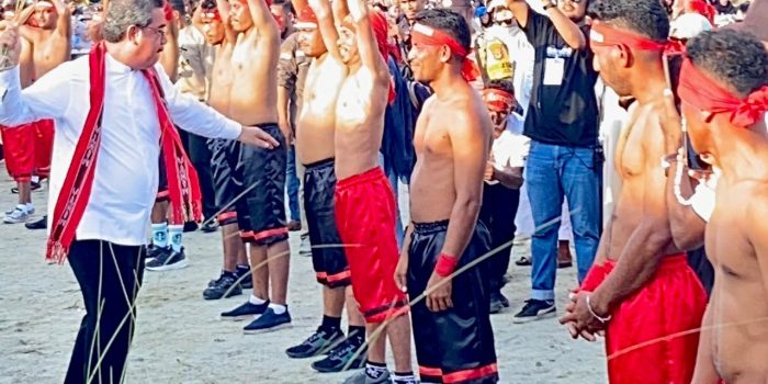 Gubernur Buka Atraksi Pukul Sapu Lidi Dengan Penyulutan Obor Kapitan Tulukabessy