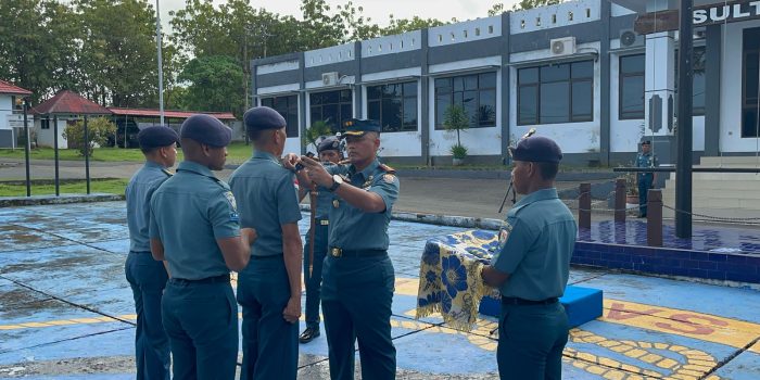 Komandan Lanal Saumlaki Pimpin Upacara Dan Tradisi Laporan Kenaikan Pangkat Prajurit Garda Kokoh Samudera