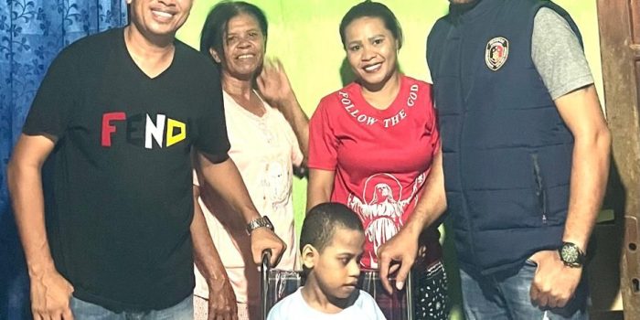 Salah satu Penyidik PPA Polres Kepulauan Tanimbar berikan bantuan Kursi Roda untuk Anak Difabel