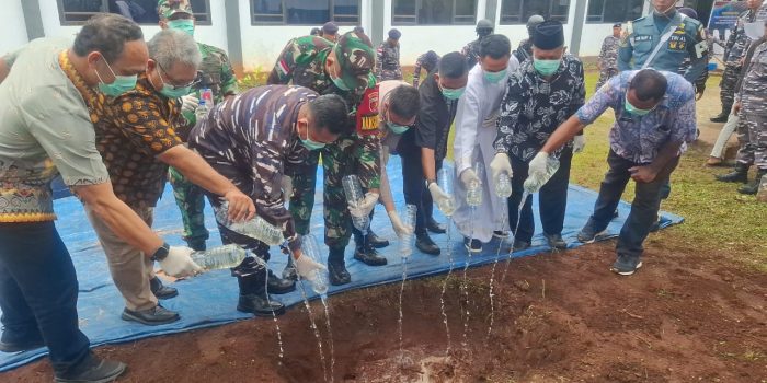 PANGKALAN TNI AL SAUMLAKI BERSAMA FORKOPIMDA DAN TOKOH AGAMA KEPULAUAN TANIMBAR, MELAKSANAKAN KONFERENSI PERS PEMUSNAHAN MINUMAN KERAS JENIS SOPI