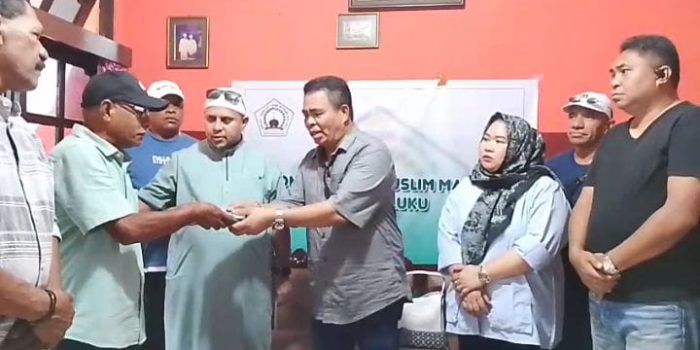 Salurkan Bansos, Umar Key Serukan Pesan Damai, Hentikan Pertikaian, Maluku Cinta Damai