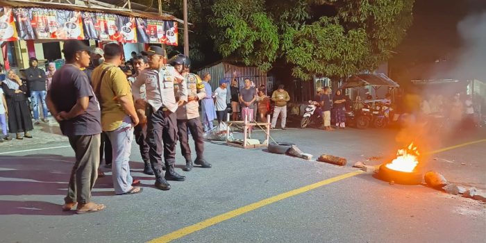 Warga Tulehu Gelar Aksi Palang Jalan, Raja Tulehu Berhasil Bubarkan Masa Aksi