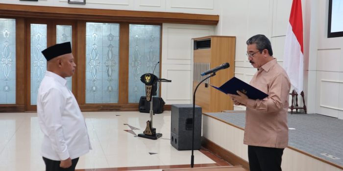 Gubernur Kukuhkan Panitia Penyelenggaraan Ibadah Haji Embarkasi Haji Antara Promal