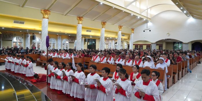 Pastikan Ibadah Misa Berjalan Lancar, Personel Korbrimob Laksanakan Pengamanan Di Gereja Paroki Santo Thomas Dan GPIB Gideon