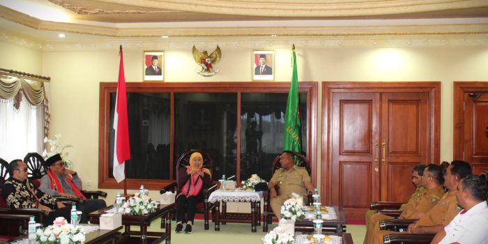 TIBA DI MALUKU, GUBERNUR JATIM BAWA ROMBONGAN SUKSESKAN MISI DAGANG