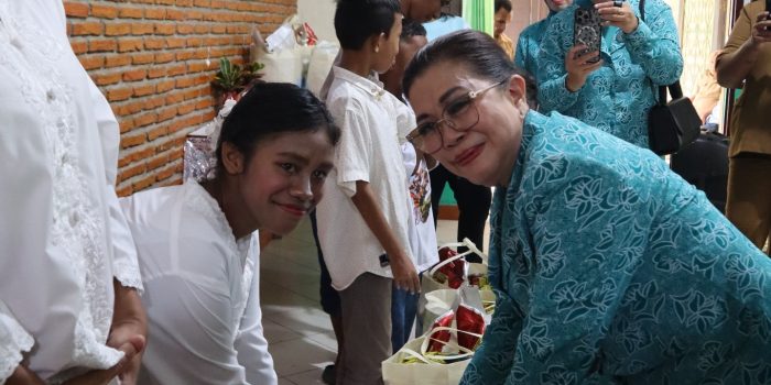 KUNJUNGI SLB DAN PANTI ASUHAN, KETUA TP. PKK BERIKAN BANTUAN