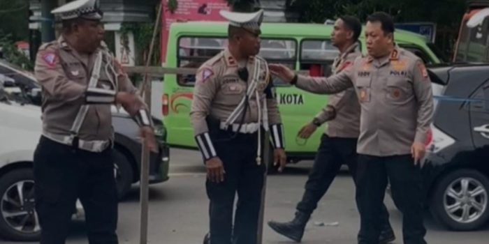Salut, Kapolda Maluku Turun Atasi Kemacetan Panjang di Ambon