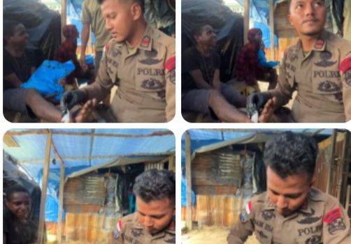 Peduli Kesehatan, Personel Ops Damai Cartenz 2025 Beri Pengobatan kepada Anak yang Terluka di Intan Jaya