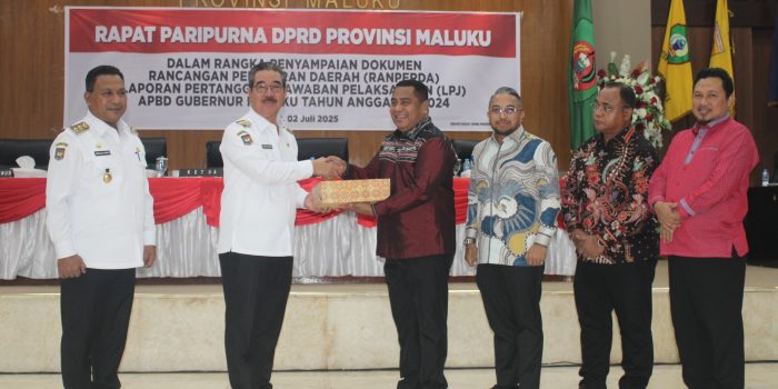 Gubernur Maluku Hendrik Lewerissa Serahkan Ranperda LPJ Pelaksanaan APBD T.A 2024 Kepada Ketua DPRD Provinsi Maluku Benhur G.Watubun