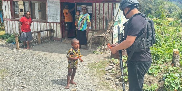 Satgas Humas Ops Damai Sambangi Warga & anak-anak di Distrik Kulirik, Puncak Jaya