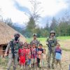 Satgas Ops Damai Cartenz 2025 Gelar Patroli dan Bagi Sembako di Distrik Omukia, Puncak Papua Tengah