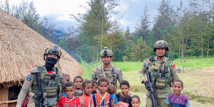 Satgas Ops Damai Cartenz 2025 Gelar Patroli dan Bagi Sembako di Distrik Omukia, Puncak Papua Tengah