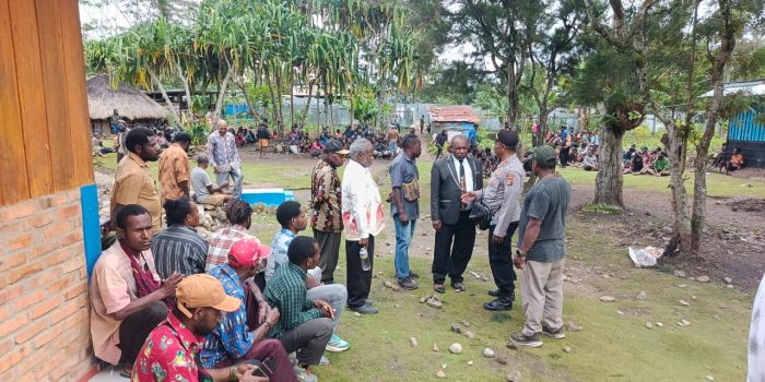 Cegah Bentrokan, Satgas Ops Damai Cartenz Bersama Polres Jayawijaya Berhasil Redam Keributan Dua Kelompok Jemaat Gereja