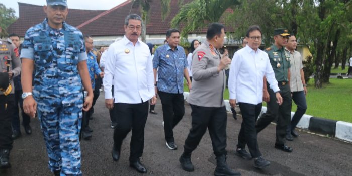 MENKES RI DISAMBUT GUBERNUR DI BANDARA PATTIMURA AMBON