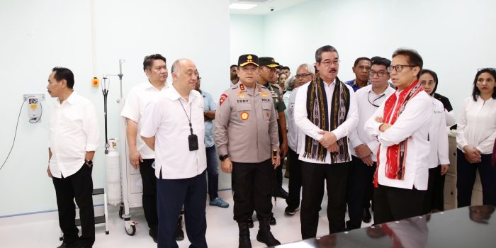 Kapolda Maluku Dampingi Menteri Kesehatan Kunjungi RSUP Leimena Ambon