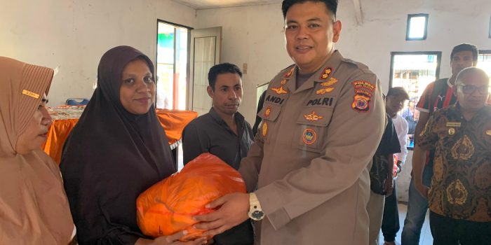 Kapolres Buru Selatan Tinjau dan Salurkan Bantuan Untuk Warga Terdampak Banjir di Waesama