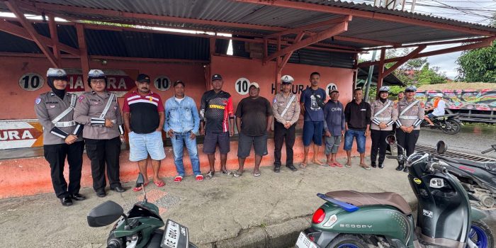 Satgas Preemtif Ops Patuh Salawaku 2025 Sosialisasi Tertib Berlalu Lintas Kepada Komunitas Ojek di Ambon