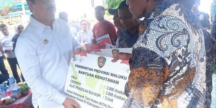 Gubernur Serahkan Bantuan Dan Tanam Kopi Liberika di SBT: Dorong Kopi Lokal Jadi Primadona Ekonomi Baru Maluku