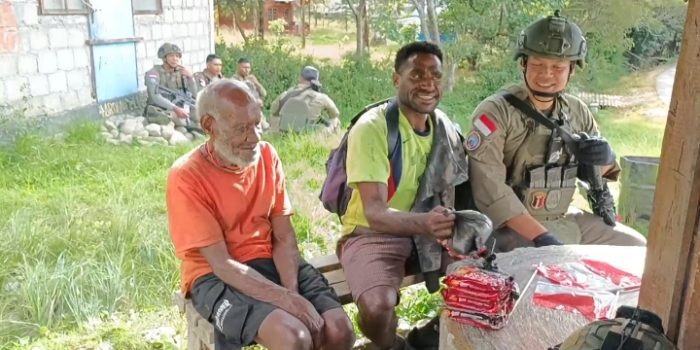 Operasi Damai Cartenz Sambangi Kampung Walesi: Patroli Terpadu dan Bangun Kepercayaan Warga