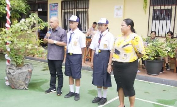 Sekertaris DPRD Kota Ambon (Sekwan) Wakili Orang Tua Serahkan Siswa Baru ke SMPN 4 Ambon