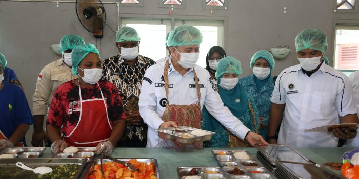 Pastikan MBG Berkualitas, Pj Gubernur Papua Agus Fatoni Tinjau SPPG di Kepulauan Yapen