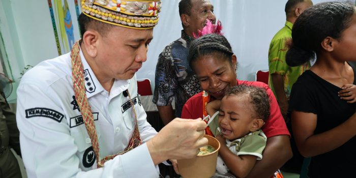 *Pj Gubernur Papua Agus Fatoni Tinjau Puskesmas Kosiwo, Beri Bantuan Vitamin-Susu Anak*