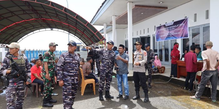 LANTAMAL IX AMBON BEKERJASAMA DENGAN BI LAKSANAKAN BAKTI SOSIAL KESEHATAN DAN SOSIALISASI CINTA, BANGGA, PAHAM RUPIAH DI PELABUHAN AMBALAU