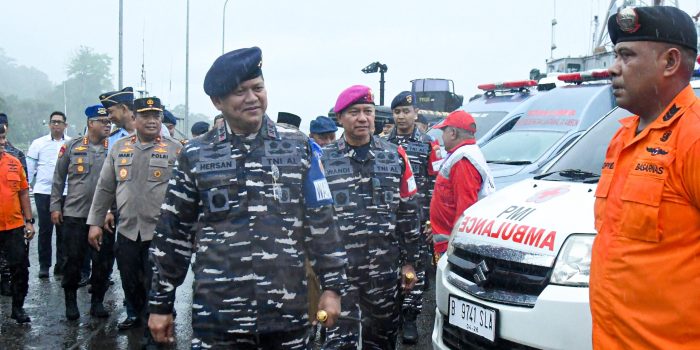 DITENGAH GUYURAN HUJAN PANGKOARMADA III PIMPIN APEL GELAR PASUKAN LATIHAN SAR DI DERMAGA IRIAN LANTAMAL IX AMBON