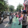 Brimob Metro Jaya Bagikan 5.000 Bendera Merah Putih kepada Warga Jakarta Jelang Hari Kemerdekaan RI