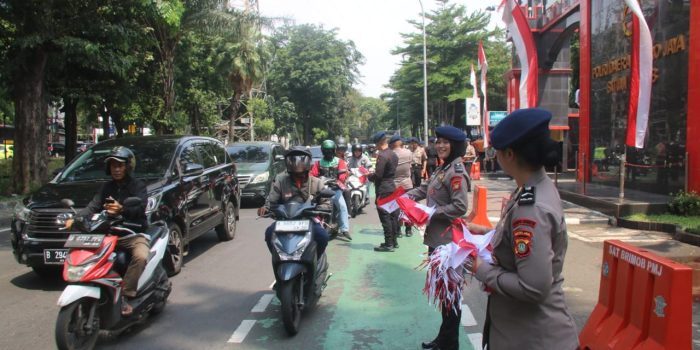 Brimob Metro Jaya Bagikan 5.000 Bendera Merah Putih kepada Warga Jakarta Jelang Hari Kemerdekaan RI