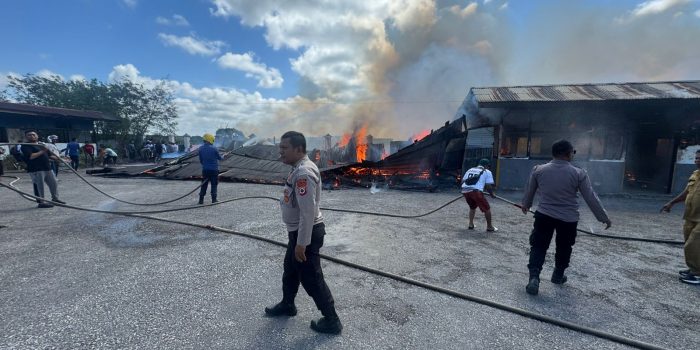 Pasar Omele Terbakar, Polres Tanimbar Bersama Damkar dan Masyarakat Berhasil Padamkan Kobaran Api