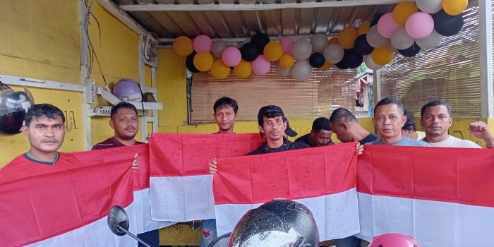 Jelang Hari Kemerdekaan RI Ke-80 Polda Maluku Bagikan Bendera Merah Putih Kepada Masyarakat