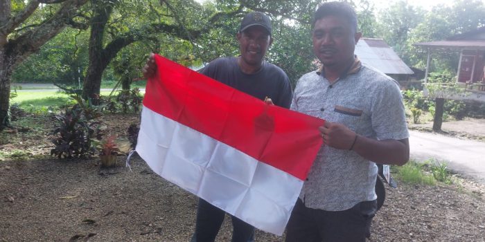Polres Maluku Tengah Bagikan Bendera Merah Putih, Bangkitkan Semangat Nasionalisme Masyarakat