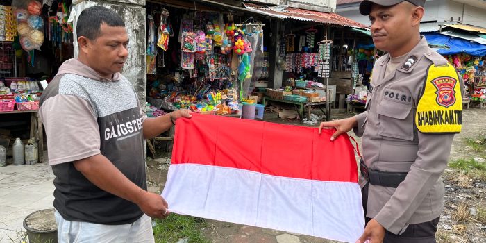 Temui Warga di Pasar Kaiwait Polres Buru Selatan Bagikan Bendera Merah Putih