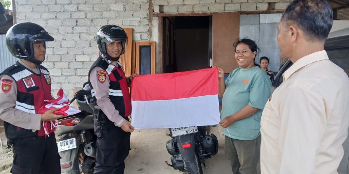 Polres Buru Bagikan 100 Bendera Merah Putih Sambut Hari Kemerdekaan RI