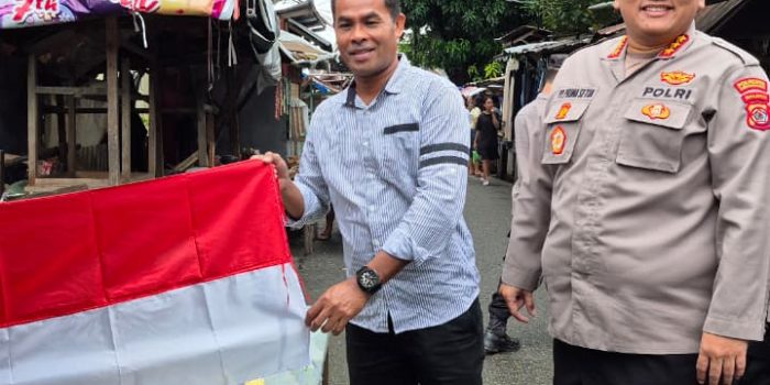 Polresta Ambon Semarakkan HUT ke-80 RI, Bagikan Bendera Merah Putih dan Umbul-Umbul di Pasar Benteng