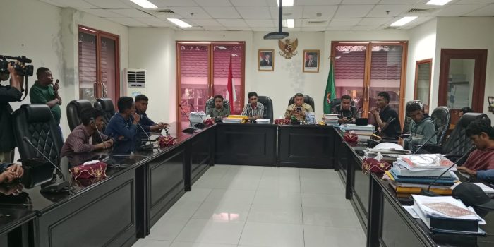 Ketua DPRD Maluku Respos Aspirasi Warga Pulau Ambalau Terkait Perbaikan Jalan Lingkar Ambalau