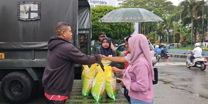 Warga Terbantukan, Gerakan Pangan Murah Kodim 1504/Ambon On The Road Dalam Penyaluran