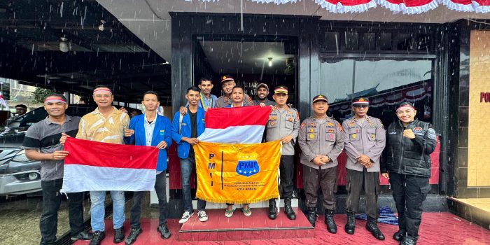 Polresta Ambon Bagikan 200 Bendera Merah Putih di Tengah Hujan Sambut HUT ke-80 RI