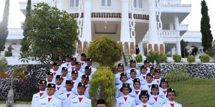 Pj Gubernur Agus Fatoni Resmi Kukuhkan 32 Anggota Paskibraka Papua Tahun 2025