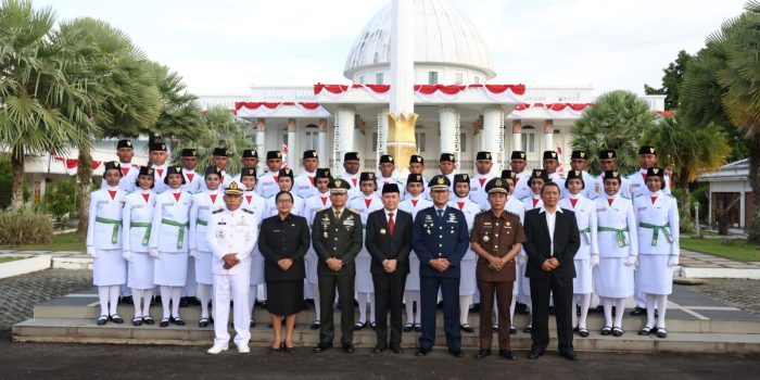 Pj Gubernur Agus Fatoni Resmi Kukuhkan 32 Anggota Paskibraka Papua Tahun 2025