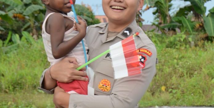 Memperingati HUT RI ke-80, Satgas Ops Damai Cartenz Ajak Anak-anak Iwaka Kenali Arti Kemerdekaan