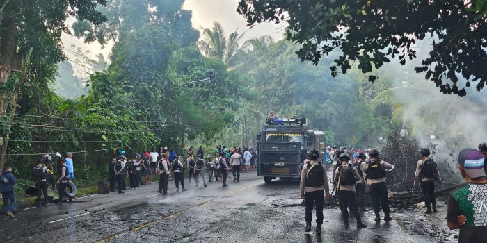 Blokade Jalan Hunuth Sudah Dibuka, Mobil Damkar Dikerahkan Padamkan Api