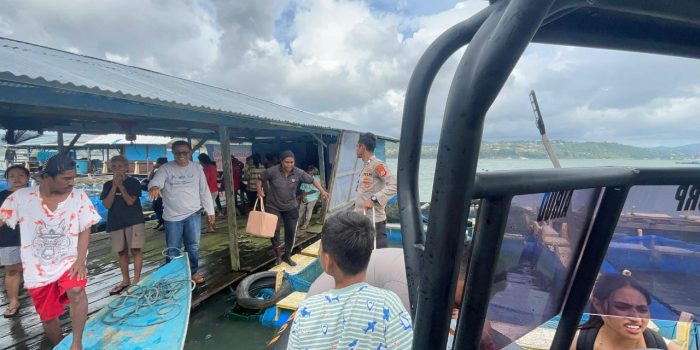 Ditpolairud Polda Maluku Evakuasi 25 Warga Hunut yang Terjebak di Keramba Apung