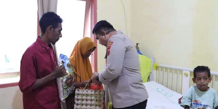 PEDULI KEMANUSIAAN, KAPOLRES SBT JENGUK DAN SALURKAN BANTUAN BAGI ANAK PENDERITA KUSTA DAN GIZI BURUK DI RSUD BULA