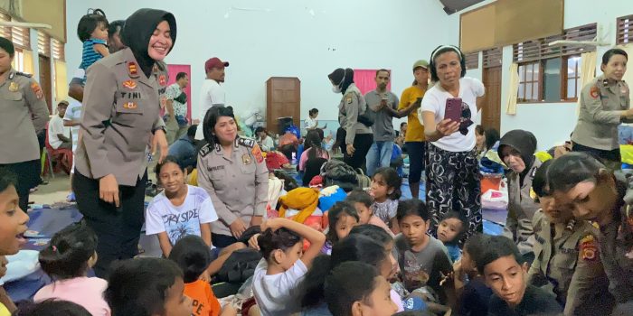 Puluhan Polwan Polresta Ambon Gelar Trauma Healing bagi Anak-anak Korban Pertikaian di Hunuth