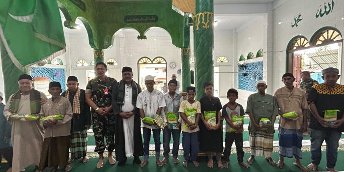 Danlanud Pattimura Laksanakan Jumat Berkah untuk masyarakat sekitar