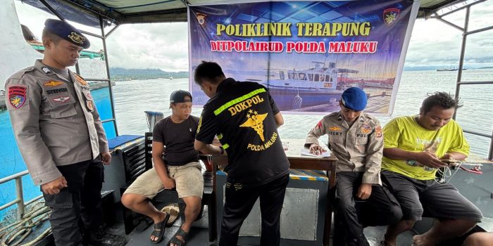 Polda Maluku Gelar Poliklinik Terapung Periksa Kesehatan Masyarakat di Pelabuhan Hurnala Tulehu