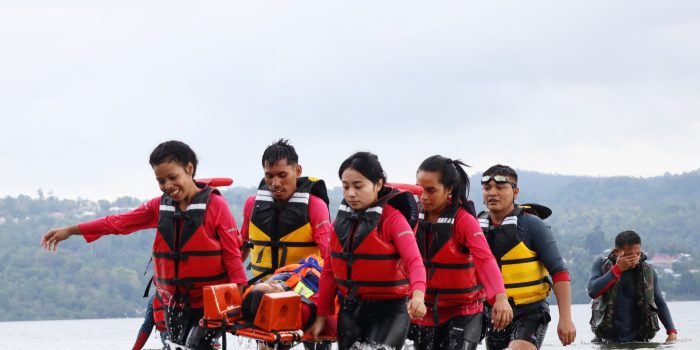 Kodaeral IX Beri Pelatihan Evakuasi Medis Laut Kepada Mahasiswa S1 Keperawatan Unhenna Maluku Utara