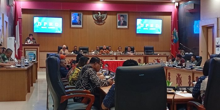 Rapat Paripurna DPRD Kota Ambon ; Walikota Ambon Menyetujui Penetapan Perubahan APBD Tahun 2025